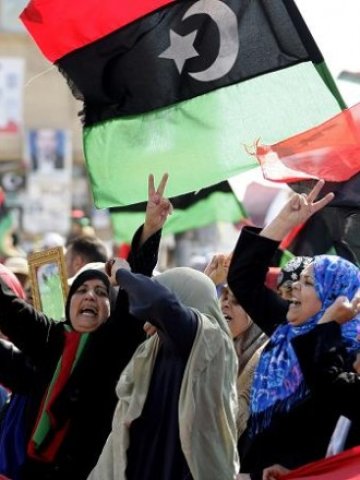 <p style="margin-bottom: 0cm">
	Либийки ликуват след новината, че е издадена заповед за ареста на Муамар Кадафи. <em>Снимка: Ройтерс</em></p>
