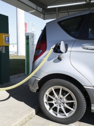 <p>
	Паркиран във Волпертшаузен, до Швебиш Хал, електомобил.&nbsp;Волпертшаузен произвежда с 30% повече енергия от ВЕИ (биогазови генератори, вятърни турбини и соларни панели), отколкото потребяват неговите 1300 жители. <em>Снимка: Ройтерс&nbsp;</em></p>
