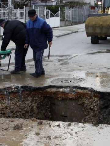 <p>
	Общините изостават критично в прокарването на водопроводната и канализационна мрежа &nbsp; &nbsp; &nbsp;Снимка: БТА</p>
