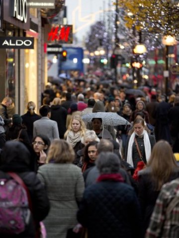 <p>
	Оксфорд стрийт, Лондон. <em>Снимка: Ройтерс</em></p>
