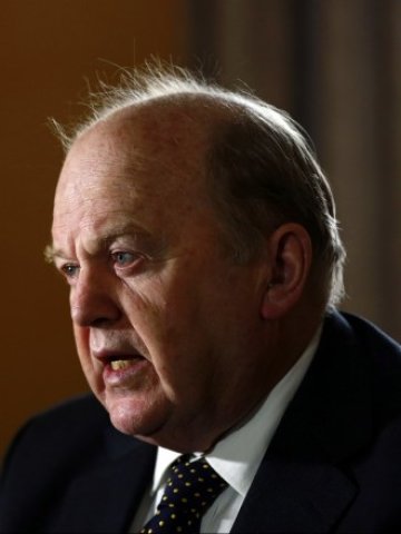 <p>
	Ирландският гъвкав пазар на труда помогна на финансовия министър Майкъл Нунан да изтегли страната от кризата. <em>Снимка: Ройтерс</em></p>
