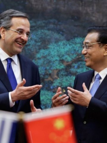 <p>
	Андонис Самарас и Ли Къцян обсъждат изгодата от взаимната търговия. <em>Снимка: Ройтерс</em></p>
