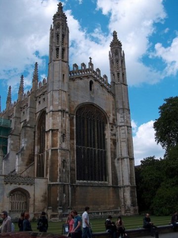 <p>
	<em>Kings College, Кеймбридж. Снимка: dlhdmb13, лиценз: <strong><a href="http://creativecommons.org/licenses/by-sa/2.0/" target="_blank">CreativeCommons</a></strong></em></p>
