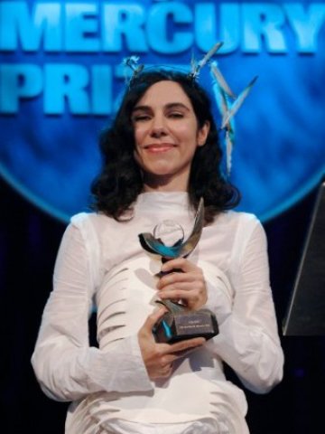 <p>
	Певицата по време на награждаването си. <em>Снимка: Ройтерс</em></p>
