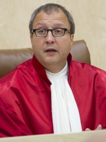 <p>
	Председателят на германския Конституционен съд Андреас Фоскуле при обявяването на решението. <em>Снимка: Ройтерс</em></p>
