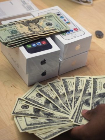 <p lang="en-US" style="margin-bottom: 0cm;">
	Apple е най-богатата компания в САЩ със своите $147 милиарда в брой. <em>Снимка: Ройтерс</em></p>
