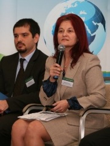 <p>Цветелина Тасева, изп. директор на Адрес Недвижими имоти, Атанас Гаров, изп. директор на Colliers International. Снимка: Investor.bg</p>