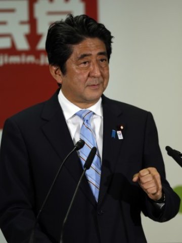 <p>
	<span style="text-align: justify;">Премиерът на Япония Шиндзо Абе дава изявление след победата на изборите.&nbsp;</span><em style="text-align: justify;">Снимка: Ройтерс</em></p>

