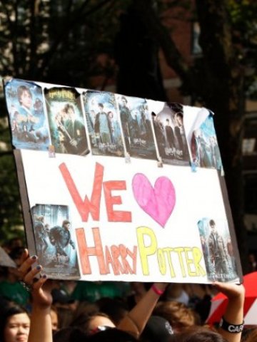 <p>
	Във Великобритания и САЩ се развихри истинска истерия около последния филм за момчето магьосник. <em>Снимка: Ройтерс</em></p>
