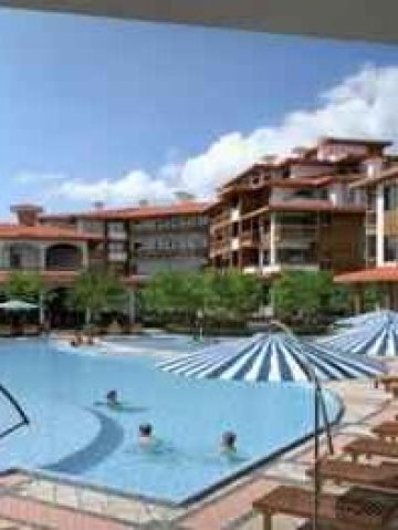 <p>
	Изглед от ваканционен комплекс в Слънчев бряг.<em> Изображение: TheMoveChannel</em></p>
