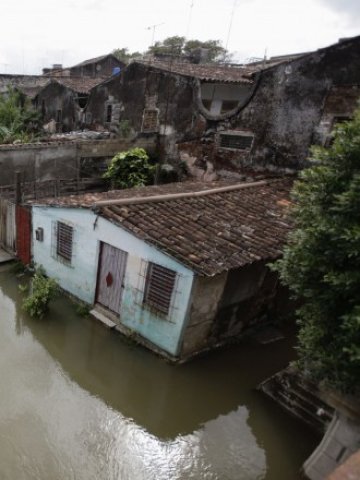 <p>
	Ураганът порази хиляди жилища по североизточното крайбрежие на САЩ. <em>Снимка: Ройтерс</em></p>
