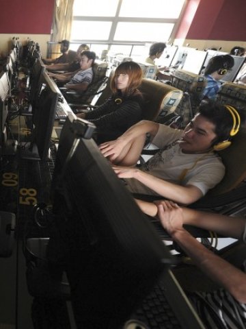 <p>
	Пекин засилва още цензурата над интернет. <em>Снимка: Ройтерс</em></p>
