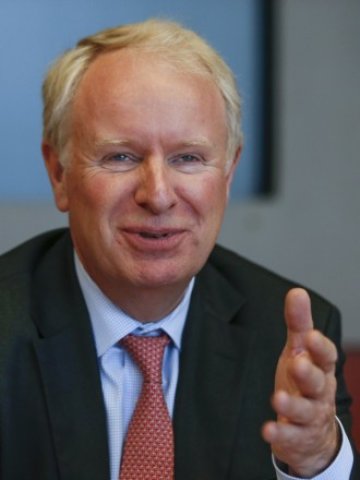 <p>
	<span style="font-size: 11.8181819915771px;">Главният изпълнителен директор&nbsp;</span><span style="font-size: 11.8181819915771px;">на Allergan&nbsp;</span><span style="font-size: 11.8181819915771px;">Дейвид Пьот. <em>Снимка: Ройтерс</em></span></p>
