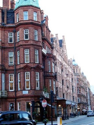 <p>На Бъркли Скуеър в Лондон самотните милионери могат да потърсят сродна душа, която да е наясно с начина им на живот. <i>Снимка: Flickr Лиценз: </i><a href="http://creativecommons.org/licenses/by/2.0/" target="_blank"><i>Creative Commons </i></a></p>