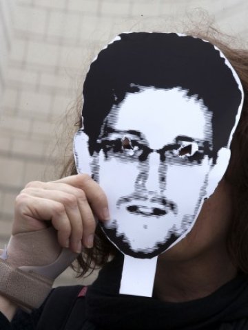 <p>
	В много страни продължават да се провеждат демонстрации в подкрепа на&nbsp;&nbsp;Едуард Сноудън. <em>Снимка: Ройтерс</em></p>
