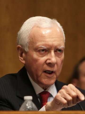 <p>
	Орин Хеч е най-високопоставеният републиканец в сенатската комисията по финансите. <em>Снимка: Ройтерс</em></p>
