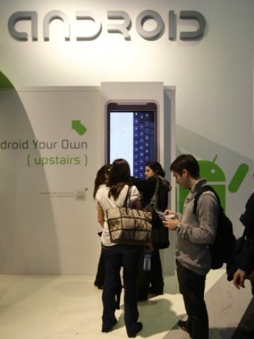 <p>
	Още до края на годината мобилната операционна система на Google може да се сдобие с гласов асистент. <em>Снимка: Ройтерс</em></p>
