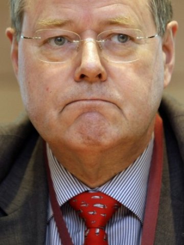 <p>
	Бившият германски финансов министър Пер Щайнбрюк. <em>Снимка: Ройтерс</em></p>
