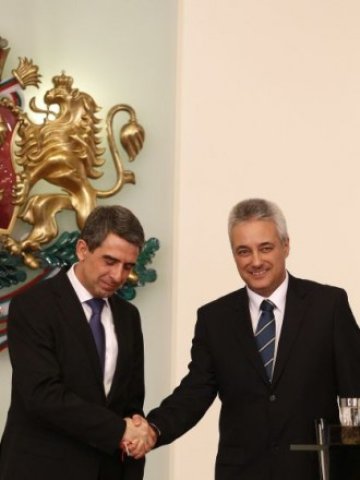 <p>
	Президентът Росен Плевнелиев (л) и служебният премиер Марин Райков (д).<em> Снимка: БТА</em></p>
