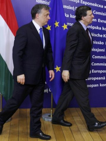 <p>
	Орбан (вляво) и Барозу след срещата си в Брюксел днес. <em>Снимка: Ройтерс</em></p>
