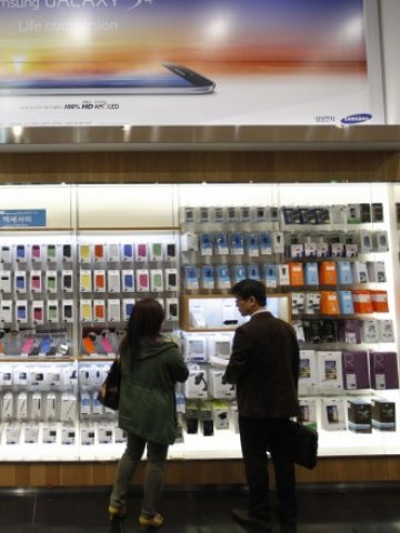 <p>
	На Samsung се падат около 43% от печалбите в смартфон индустрията. <em>Снимка: Ройтерс</em></p>
