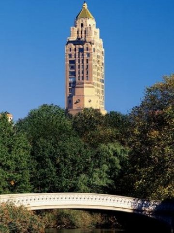 <p>
	Хотел Карлайл в Манхатън беше придобит наскоро от хонконгски милиардер. <em>Снимка: thecarlyle.com</em></p>
