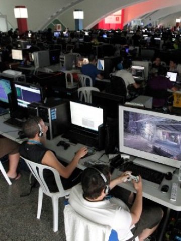 <p>
	Все повече хора се вманиачават на тема интернет. <em>Снимка: Ройтерс</em></p>
