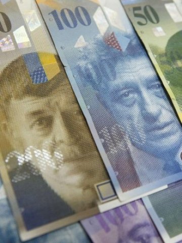 <p>
	Швейцарски франкове. <em>Снимка: Ройтерс</em></p>
