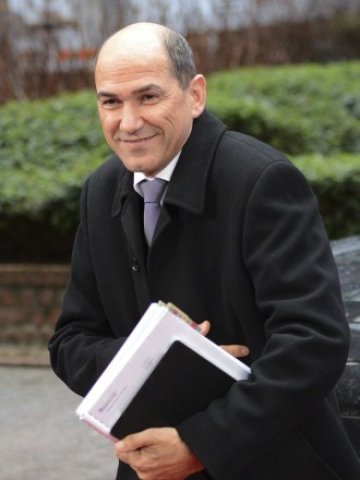 <p>
	Янез Янша. <em>Снимка: Ройтерс</em></p>
