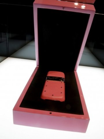 <p>
	Модел на Vertu е изложен в главния магазин на Nokia в Хелзинки. <em>Снимка: Ройтерс</em></p>
