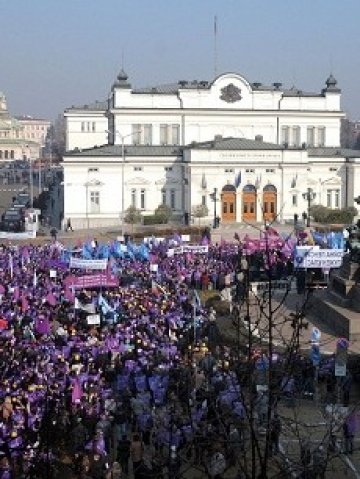 <p>
	Миналата седмица синдикатите организираха протест, в който взеха участие около 30 хиляди души Снимка: БТА</p>
