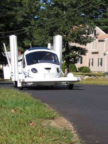 Летящата кола Terrafugia Transition може да се движи както във въздуха, така и по пътищата. Снимка: Terrafugia