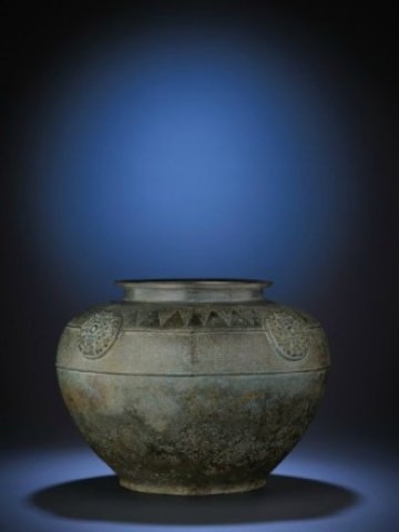 <p>
	Тази ваза от 15-ти век, част от наследството на китайската династия Мин, също ще бъде предложена за продажба. <em>Снимка:&nbsp;Christiе&#39;s</em></p>
