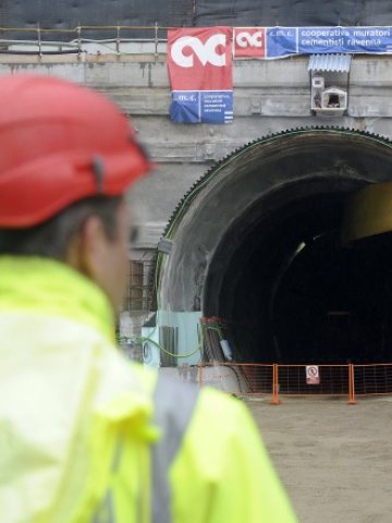 <p>
	Италианските компании ще трябва да почакат за парите си. <em>Снимка: Ройтерс</em></p>
