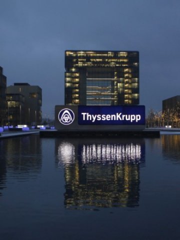 <p>
	ThyssenKrupp продължава да се бори с трудностите в чужбина. <em>Снимка: Ройтерс</em></p>
