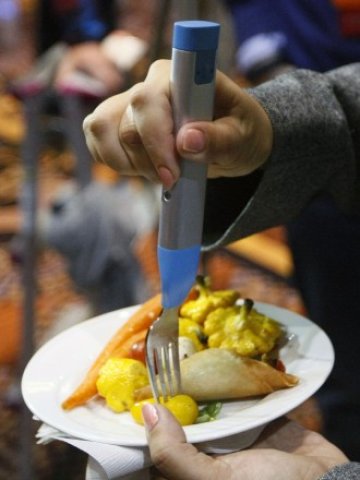 <p>
	Електронната вилица HAPIfork, която бе представена на изложението, измерва хапките, които поглъща потребителят, и предупреждава, ако се храни твърде бързо. <em>Снимка: Ройтерс</em></p>
