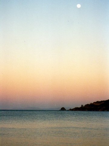 <p>
	<em>Изглед към гръцки остров. Снимка: sisaphus. Лиценз: <strong><a href="http://creativecommons.org/licenses/by-sa/2.0" target="_blank">Creative Commons</a></strong></em></p>
