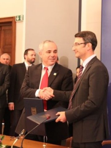 <p>
	Министърът на икономиката Трайчо Трайков подписа споразумение за сътрудничество с израелские си колега Шалом Симхон</p>
