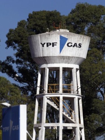 <p>
	YPF беше частично национализирана. <em>Снимка: Ройтерс</em></p>
