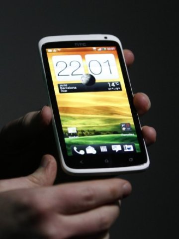 <p>
	<strong id="aeaoofnhgocdbnbeljkmbjdmhbcokfdb-mousedown">HTC</strong>&nbsp;One Х засега няма да се внася в САЩ. <em>Снимка: Ройтерс</em></p>
