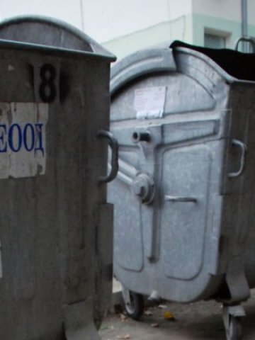 <p>
	<em>Хранителните отпадъци сега се хвърлят в контейнерите заедно с останалата смет </em>&nbsp; &nbsp; &nbsp; Снимка: БТА</p>
