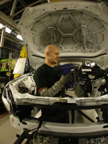 <p>
	Работник на производствената линия за Jaguar XJ в Бирмингам. <em>Снимка: Архив Ройтерс</em></p>
