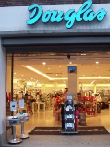 <p>
	Магазин на веригата. <em>Снимка: Douglas</em></p>
