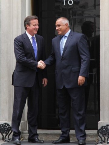 <p>
	<em>Британският премиер Дейвид Камерън посреща българския си колега Бойко Борисов</em> &nbsp; &nbsp; &nbsp; &nbsp; Снимка: БТА</p>
