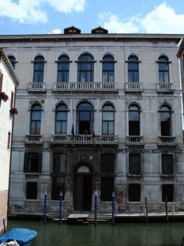 <p>
	Палацо Диедо във Венеция. Снимка: ValeryToth. Лиценз: <a href="http://creativecommons.org/" target="_blank"><strong>Creative Commons</strong></a></p>
