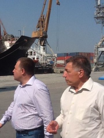 <p>
	<em>Земеделският министър Мирослав Найденов (вляво) и шефът на службата по зърното Злати Златев направиха вчера проверка на пристанището във Варна, откъдето върви част от зърнения износ</em> &nbsp; &nbsp;Снимка: БТА</p>
