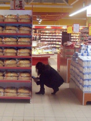 <p>
	<em>Потребителите едва ли ще напълнят хипермаркетите заради врменните промоции за някои от стоките </em>&nbsp; &nbsp;Снимка: БТА&nbsp;</p>
