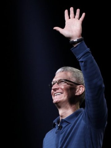 <p>
	Тим Кук остава оптимист за предстоящите продажби през Коледното тримесечие. <em>Снимка: Ройтерс</em></p>
