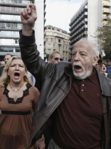 <p>
	Гръцки банкови служители протестират срещу планирани промени в условията за пенсиониране. <em>Снимка: Ройтерс</em></p>
