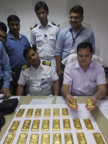 <p>
	Митническите власти в Индия не успяват да се справят напълно с изобретателните контрабандисти. <em>Снимка: Ройтерс</em></p>
